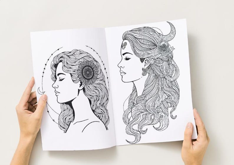 Peut inclure: Une tasse en c&eacute;ramique blanche avec une anse noire et le texte "But First, Coffee" en gras noir. La tasse est pos&eacute;e sur un fond flou, sugg&eacute;rant un cadre chaleureux.