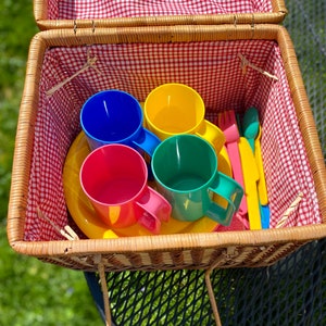 Multicolor Wicker Picnic Basket for Four 23 Pieces image 4
