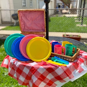 Multicolor Wicker Picnic Basket for Four 23 Pieces image 1