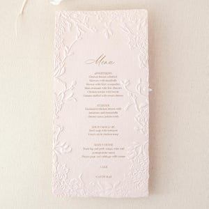 Menu de mariage luxueux en relief - Motif floral élégant en relief sur papier coton fait main