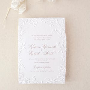 Geprägte Hochzeitseinladung mit Goldfolie – Elegantes Blumendesign auf weißem Strukturkarton