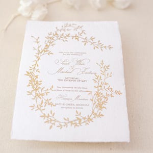 Elegante invito di nozze con stampa in lamina d'oro - Design floreale di lusso su cartoncino testurizzato