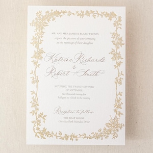 Invito di nozze in rilievo con lamina d'oro - Elegante bordo floreale su cartoncino bianco, design classico senza tempo