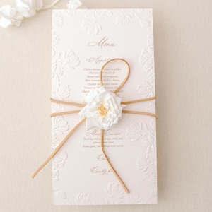 Menù di nozze di lusso con stampa floreale 3D, cordoncino in pelle scamosciata e fiori fatti a mano – Elegante decorazione da tavolo in stile artistico