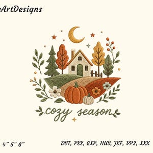 Könnte beinhalten: Ein Stickdesign mit einem Haus, Bäumen, Kürbissen und einer Mondsichel. Der Text lautet DungArtDesigns, cozy season und 4" 5" 6". Die Farbpalette umfasst Grün-, Orange-, Braun- und Cremetöne. Die Dateiformate sind DST, PES, EXP, HUS, JEF, VP3, XXX.