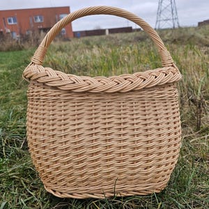 Handwoven Wicker Basket with Braided Rim – Rustic Oval Willow Gathering & Storage