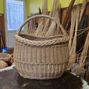 Handwoven Wicker Basket with Braided Rim – Medium Rustic Willow Storage & Organizer