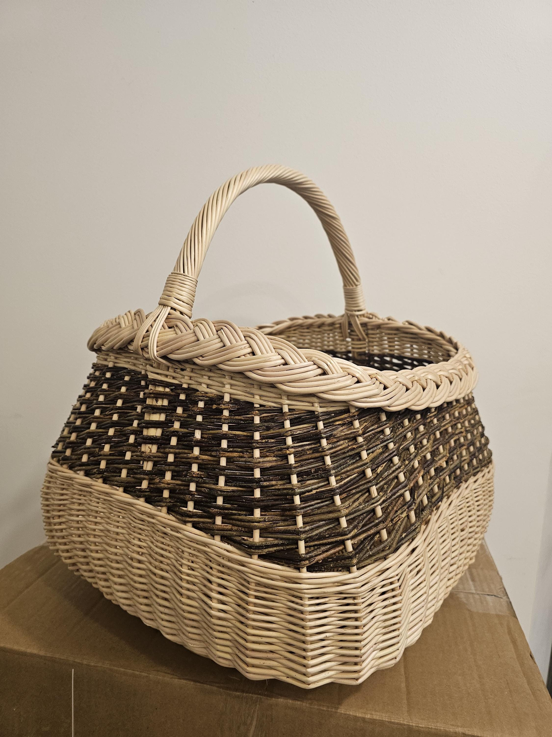 素朴なツートンカラーの編み込みが施された大きな籐かご - 手作りの