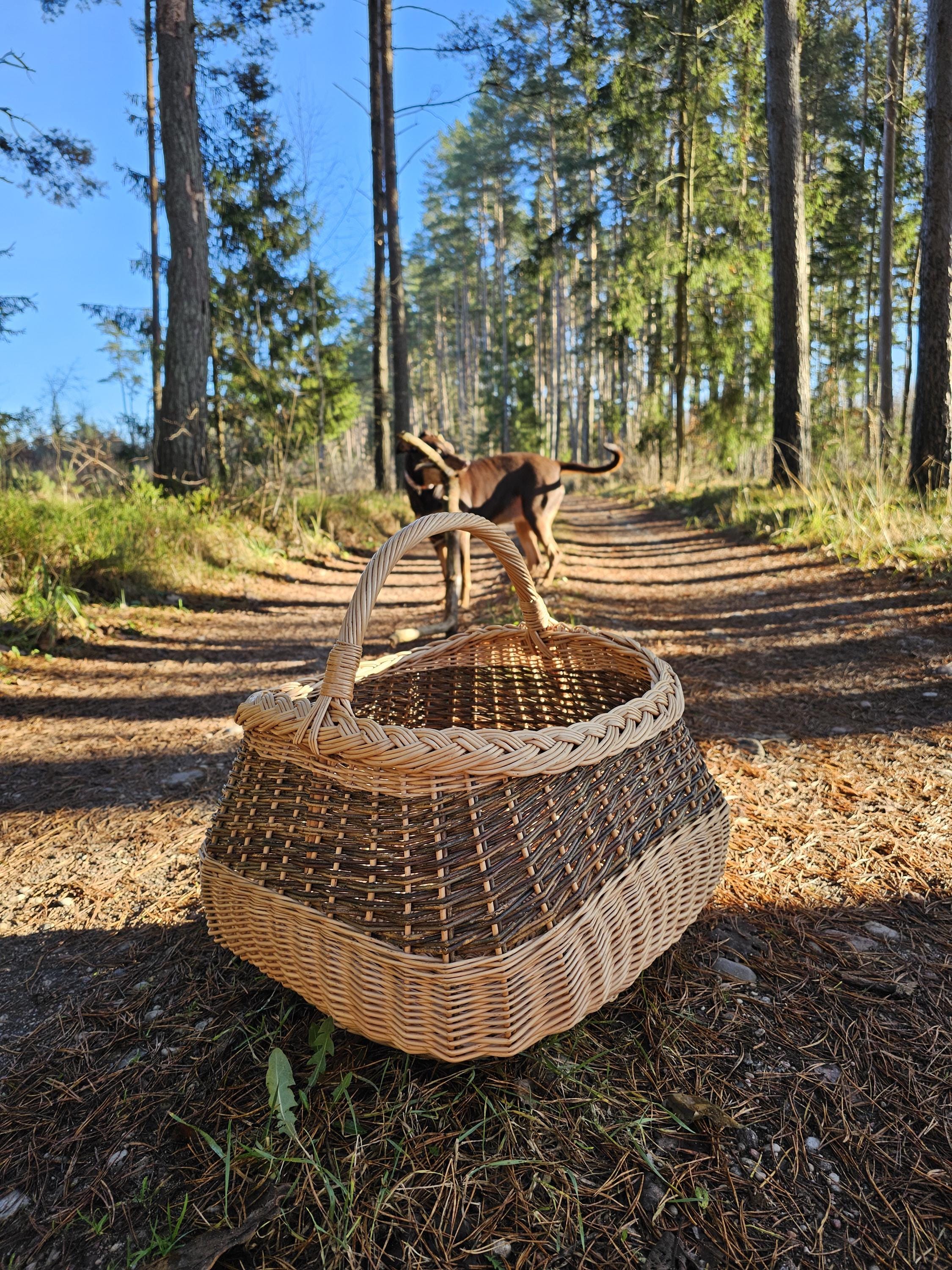 素朴なツートンカラーの編み込みが施された大きな籐かご - 手作りの