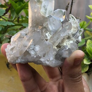 70 gram naturlig kvartskristall provstorlek 90x72x80 mm inkluderad klarhet grov mineralprov helande kristall samlarsten från Pakistan
