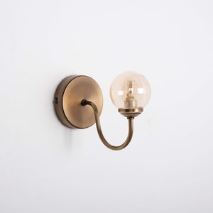 Aplique de baño minimalista, lámpara de pared de tocador con globo de cristal pequeño, lámpara de pared de latón vintage con brazo curvo, aplique moderno con globo de cristal