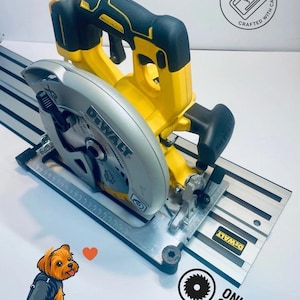 Könnte beinhalten: Eine gelb-schwarze DeWalt Kreissäge mit silberner Klinge und gerader Führungsschiene. Auf der Säge steht "DeWalt" auf der Klinge und "Only Straight Cutting" auf der Oberfläche. Das Bild enthält auch den Text "PrintForgeArt".