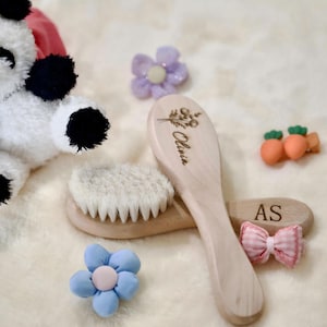 Custom baby wool comb, personalized wooden baby hairbrush, custom baby brush, baby keepsake gift, newborn gift, first gift from mom to baby.