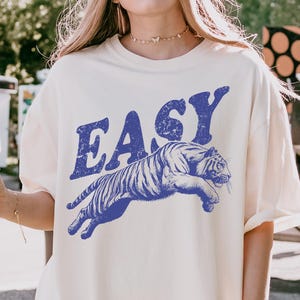 Comfort Colors® Easy Tiger T-Shirt, Vintage Distressed Tiger Shirt, Oversized Retro Tiger Tee, Trendy Grunge Indie Boho Shirt, Graphic Tee