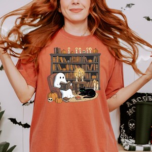 Comfort Colors® Ghost Book Reader Tshirt, Lese-T-Shirt Buchliebhaber Geschenk Lesebegeisterter Buch-Shirt Ghost Reader T-Shirt Literaturliebhaber