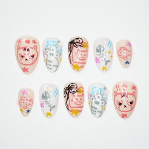 Kawaii Anime Press On Nails, Handgemalte Katzenfigur Nägel mit Pastellrosa Cartoon Art, süßes Nagelset im japanischen Stil