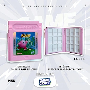 Peut inclure: Un étui de rangement rose en forme de cartouche Nintendo Game Boy avec une étiquette de jeu Kirby sur le devant. L'étui s'ouvre pour révéler deux panneaux intérieurs dotés de multiples emplacements rectangulaires pour ranger des jeux et un stylet.