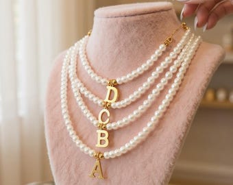 Collar con inicial de perla: Gargantilla con colgante de letra de acero inoxidable