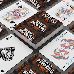 Naipes de póker con diseño de calabazas sucias: perfectos para fiestas, noches de juegos, coleccionables y celebraciones espeluznantes.