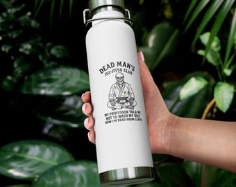 Botella de agua de 22 oz del Dead Mans Jiu-Jitsu Club / Ahora estoy muerto por estafilococos. Diseño divertido de esqueleto de BJJ.