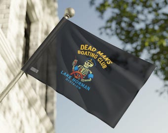 Bandera del Club Náutico Dead Mans / División del Lago Norman / Izálala cuando te hayas rendido por completo, Bandera del Club Náutico Dead Mans, Decoración Náutica