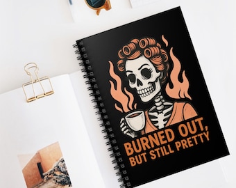 Cahier épuisé mais toujours joli | Journal squelette amusant | Journal à spirales humour noir pour femme | Cadeau burn-out avec page lignée