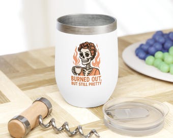 Vaso de vino "Agotado pero aún bonito" / Divertido vaso de esqueleto / Regalo sarcástico para agotamiento / Vaso de viaje aislado de acero inoxidable
