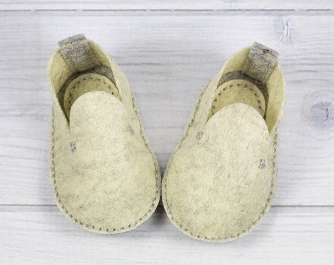 Wool Felt Infant Shoes, Yellow Baby Booties, Baby Moccs, Crib Shoes, Newborn Baby Slippers, Unique Baby Shower Gift, Gift Box, Felt Shoes