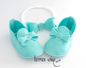 Infant Girl Gift Set, Newborn Baby Girl Shoes, Wool Felt Baby Booties, Baby Shower Gift, Infant Girl Shoes, Turquoise Baby Bows