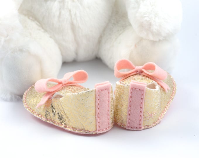 Baby Gift, Baby Girl Booties, Metallic Gold and Pink Baby Shoes,  Princess Baby Shoes, Baby Girl Shower Gift, Gold Bows, Crib Shoes