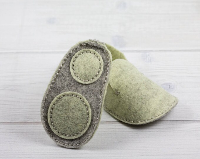 Baby felt slippers, Baby Booties, Hand stitched, Green Wool Felt, Crib Shoes, Baby Shower Gift, Baby Gift Set, Bow Headband, Bow Tie