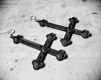 1 Paire de grandes boucles d'oreille gothique, sataniste, croix inversée argentée noire. FAIT SUR COMMANDE.