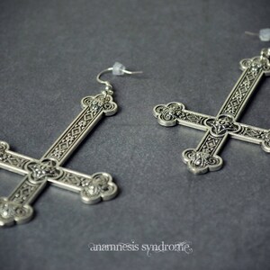 1 Paire de grandes boucles d'oreille gothique, sataniste, croix inversée argentée ou noire. FAIT SUR COMMANDE. image 4