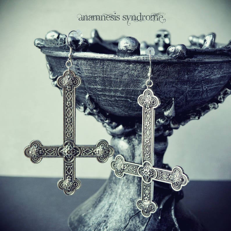 1 Paire de grandes boucles d'oreille gothique, sataniste, croix inversée argentée ou noire. FAIT SUR COMMANDE. Argent