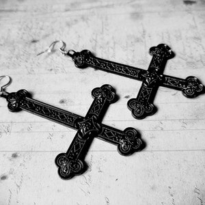 1 Paire de grandes boucles d'oreille gothique, sataniste, croix inversée argentée ou noire. FAIT SUR COMMANDE. image 9