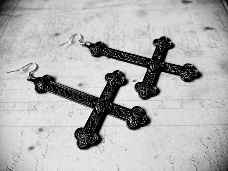 1 Paire de grandes boucles d'oreille gothique, sataniste, croix inversée argentée ou noire. FAIT SUR COMMANDE. image 9