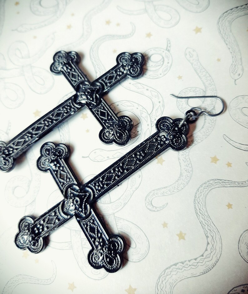 1 Paar große gotische, satanistische, schwarz-silberne umgekehrte Kreuzohrringe. AUF BESTELLUNG. Bild 3