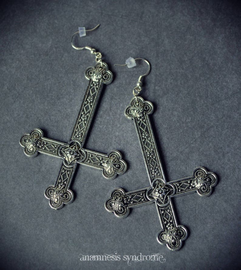 1 Paire de grandes boucles d'oreille gothique, sataniste, croix inversée argentée ou noire. FAIT SUR COMMANDE. image 2