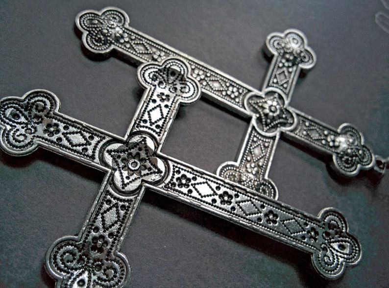 1 Paire de grandes boucles d'oreille gothique, sataniste, croix inversée argentée ou noire. FAIT SUR COMMANDE. image 7