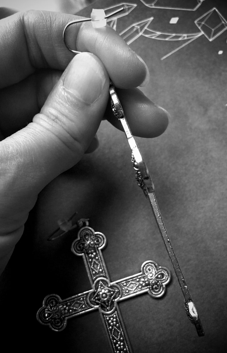 1 Paire de grandes boucles d'oreille gothique, sataniste, croix inversée argentée ou noire. FAIT SUR COMMANDE. image 8