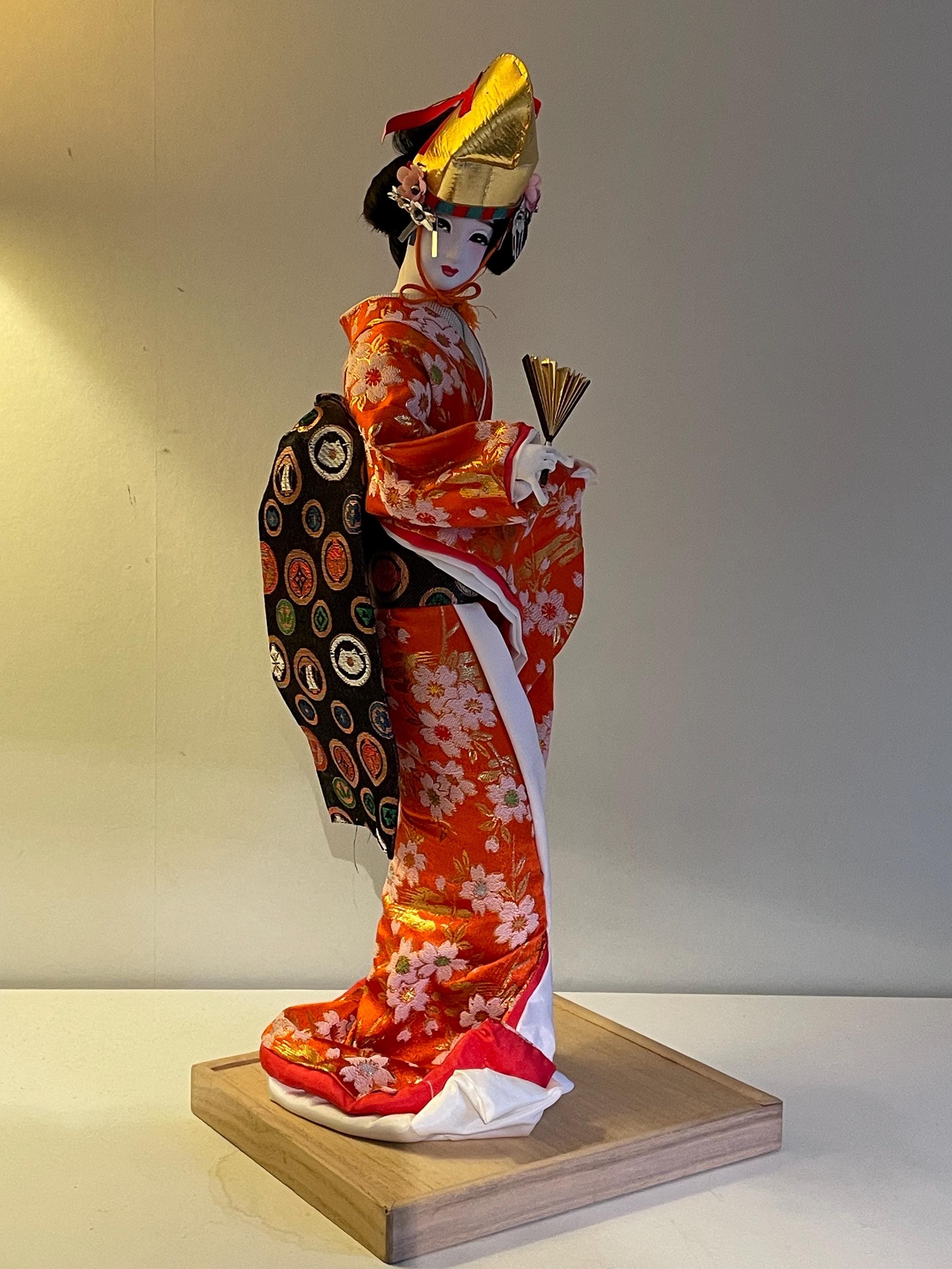 Une belle poupée Geisha japonaise de culture Maiko Oiran, un beau kimono oyama avec un beau carrosse en laiton.
