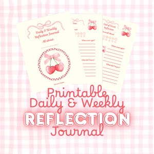 Op de afbeelding: Printbaar dagelijks en wekelijks reflectiejournaal met kersenillustraties. De journaalpagina's zijn crèmekleurig met roze accenten, waaronder een kersengrafiek en de tekst "Daily & Weekly Reflection Journal". De achtergrond is een roze ruitpatroon.
