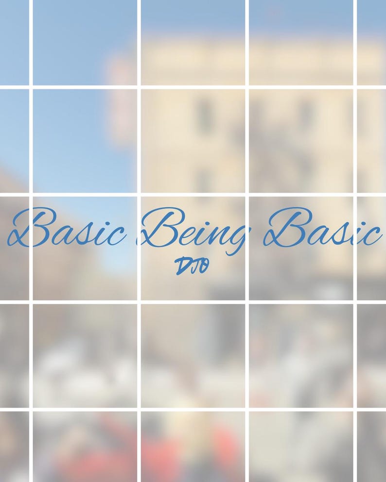 Op de afbeelding: Een rasterafbeelding met een vage achtergrond van een gebouw en de lucht. De woorden "Basic Being Basic" zijn geschreven in een cursief blauw lettertype, met "DJO" eronder.