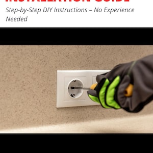 以下が含まれることがあります： 白い壁のコンセントをドライバーで作業しています。「WALL OUTLET INSTALLATION GUIDE」と「Step-by-Step DIY Instructions - No Experience Needed」というテキストが含まれています。ダウンロード可能なPDFガイドについても言及されています。