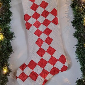Chaussette de Noël matelassée, confectionnée à partir d'une courtepointe ancienne irlandaise rouge et blanche datant de la fin du XIXe siècle.