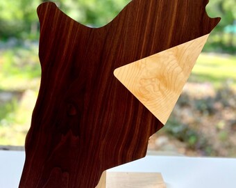 Jordan map charcuterie board – handmade walnut and maple serving tray, food-safe gift for Jordanian kitchen or housewarming.