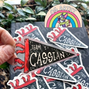 ACOTAR Team Cassian Wimpelvlag Bat Boy Officieel gelicentieerde Sarah J Maas doorzichtige waterdichte 3x3 vinylsticker!
