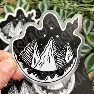 Officieel gelicentieerde Sarah J Maas ACOTAR Night Court Mountain geïnspireerde waterdichte doorzichtige 3 x 3 vinylsticker!