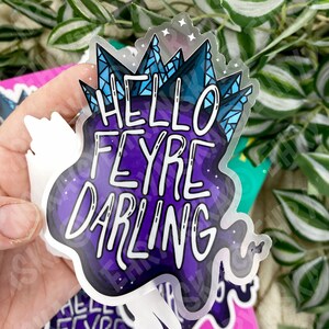 Officieel gelicentieerde Sarah J Maas ACOTAR Hallo Feyre Darling Rhysand Quote geïnspireerd waterdichte doorzichtige 4 x 4 vinyl sticker!
