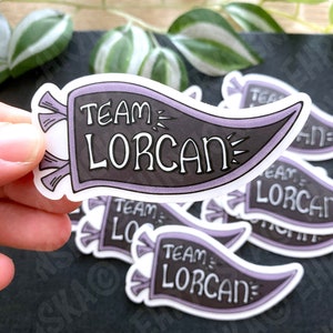 Throne Of Glass Team Lorcan Flag Banderín Pegatina de vinilo transparente - Producto oficial de SJM